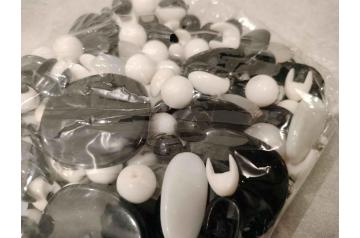 Mixed Blk/Wht Resin Beads