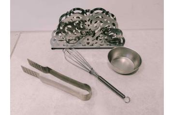 Small lot of Kitchen Ware