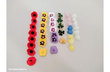 Various vintage buttons